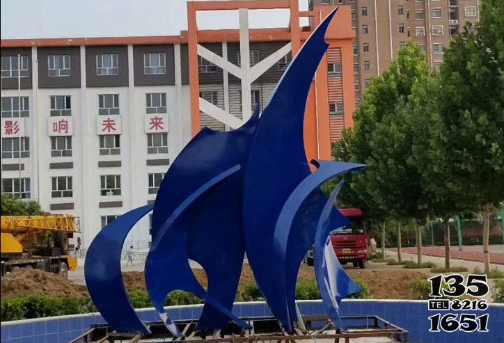 船雕塑-學(xué)校校園噴泉擺放航帆啟航藍(lán)色不銹鋼船雕塑 船雕塑-學(xué)校校園噴泉擺放航帆啟航藍(lán)色不銹鋼船雕塑高清圖片